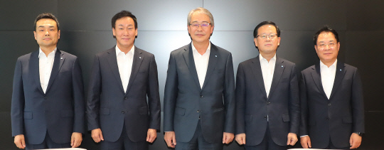 지난 26일 은행장 선임 프로그램 종료 후 임종룡 우리금융 회장과 은행장 후보자 4명이 간담회를 가졌다. 강신국 기업투자금융부문장(왼쪽부터), 박완식 우리카드 대표, 임종룡 회장, 조병규 은행장 최종 후보자, 이석태 국내영업부문장이 기념촬영을 하고 있다. 우리금융 제공.